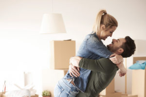 Lykkeligt par med huskøb og boliglån