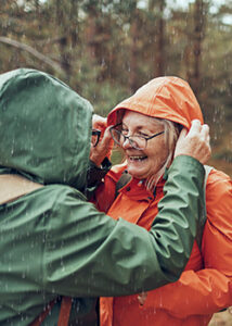 Pensionister på tur i regnvejr